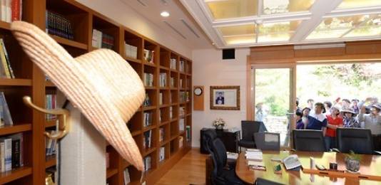 노무현 전 대통령 서거 7주기를 맞이해 경남 김해시 봉하마을에 위치한 사저가 일반에 공개됐다. 그러자 이를 "아방궁"이라고 비난했던 이들도 사람들의 입에 다시 오르내리고 있다. (사진=연합뉴스)