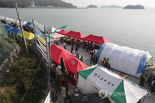 실종자 가족이 애타게 구조소식을 기다리고 있는 팽목항에 각종 자원봉사단체의 부스가 줄지어 서 있다(사진: 연합뉴스)