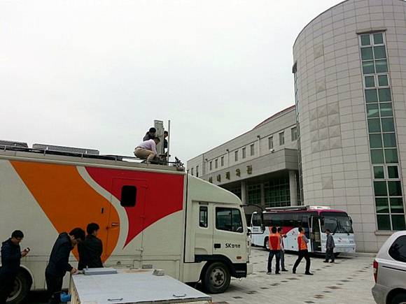 진도군 실내 체육관에 급파된 SK텔레콤 직원들이 이동기지국을 설치하고 있다(사진 제공: SK텔레콤)