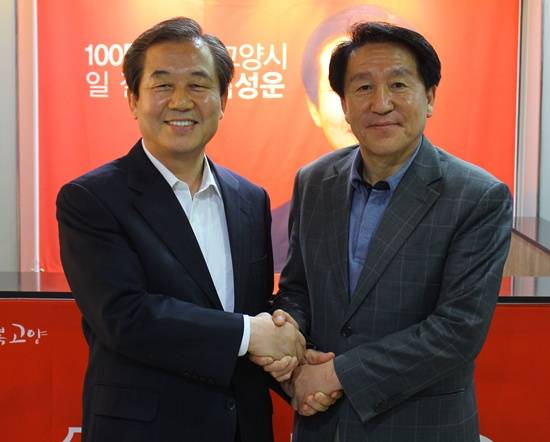 새누리당 진종설 전 후보가 백성운 고양시장 예비후보를 방문해 지지를 표명하고 기념촬영하고 있다.