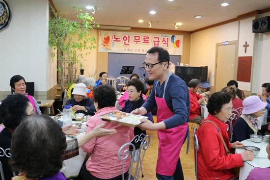 고양도시관리공사 시민섬김봉사단의 성주현 사장이 19일 구세군고양교회에서 노인무료급식 봉사를 하고 있다.