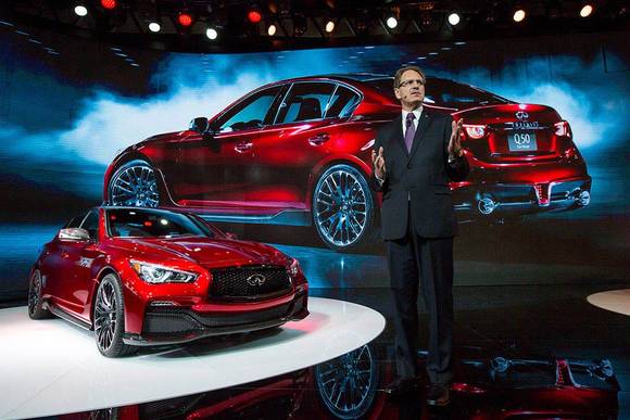 2014 베이징 모터쇼서 ‘Q50 오 루즈’ 프로토타입을 설명하고 있는 요한 드 나이슨 인피니티 사장(사진 제공: 인피니티)
