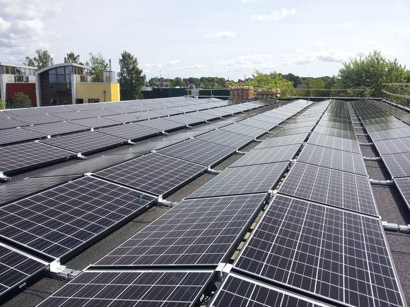 한화큐셀이 덴마크 코펜하겐 인근 은퇴자 아파트에 설치한 덴마크 최대 규모인 345kW 지붕형 태양광 발전소(사진 제공: 한화그룹)