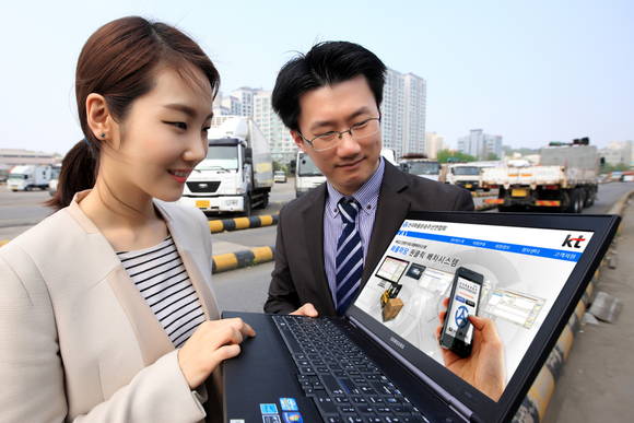 서울 양천구 서부트럭터미널에서 모델들이 ‘화물마당’ 서비스를 이용하고 있다(사진 제공: KT)