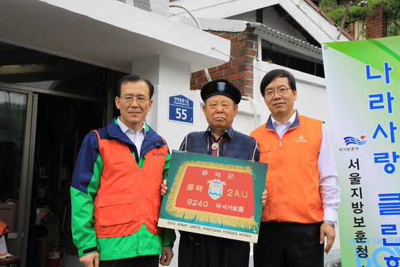 ㈜한화 이성규 전무(사진 오른쪽), 안중현 서울지방보훈청장(사진 왼쪽)이 보훈가족인 장모씨(사진 중앙)와 함께 기념사진을 촬영하고 있다(사진 제공: ㈜한화)