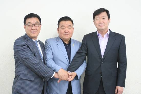 김승재, 김시갑 예비후보가 여론조사에 따라 강세창 시장 예비후보를 지지하기로 했다.