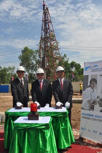 (왼쪽부터) 주 캄보디아 한국대사관 곽범수 공사참사관, 캄보디아 노동부 차관 피치 소프혼, 현대자동차 아태지역본부 김후근 본부장