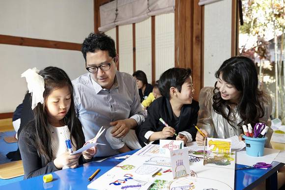 효성 산업자재PG 강석주 부장이 미술체험 가족친화 이벤트에 참여, 자녀와 함께 즐거운 시간을 보내고 있다(사진 제공: 효성)
