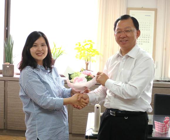 효성 박승룡 중공업 연구소장이 출산을 앞둔 직원에게 출산용품을 선물하며 격려하고 있다(사진 제공: 효성)