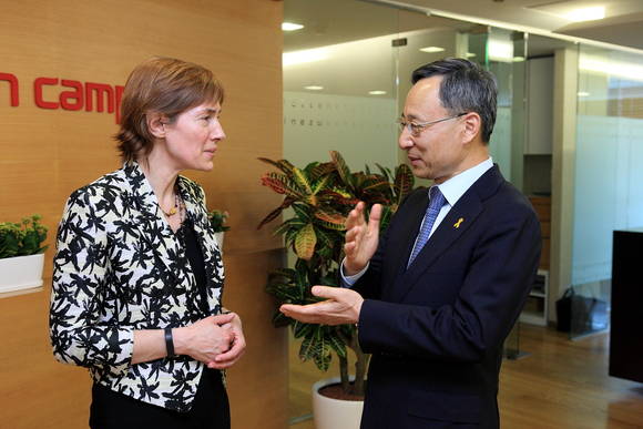 KT 황창규 회장과 GSMA 앤 부베로 사무총장(사진 제공: KT)