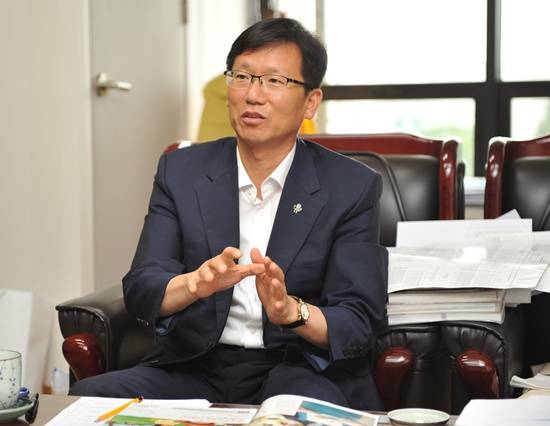 유영록 현 김포시장이 새민연 단수 후보로 확정됐다.