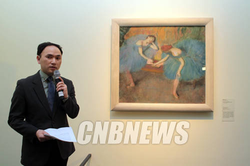 2일 서울 이촌동 국립중앙박물관 기획전시실에서 오르세미술관 전 '인상주의, 그 빛을 넘어' 언론설명회가 진행됐다. 이날 에드가 드가의 '쉬고 있는 두 명의 발레리나'를 설명하고 있는 김승익 국립중앙박물관 학예연구사.(사진=왕진오 기자)