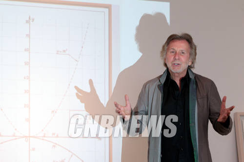 7일 오후 서울 사간동 갤러리현대에서 진행된 조각가이자 개념미술가 베르나르 브네(73)의 개인전 설명회에 함께한 작가가 자신의 작업을 결정적으로 시작하게 한 1966년 작품을 갖고 설명을 하고 있다.(사진=왕진오 기자)