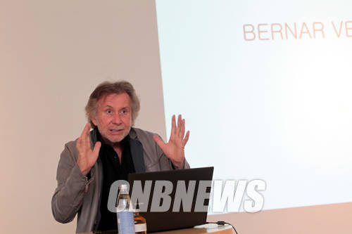 7일 오후 서울 종로구 사간동 갤러리현대 신관에서 진행된 베르나르 브네의 개인전에 함께한 작가가 자신의 작업 세계에 대해 설명하고 있다.(사진=왕진오 기자)