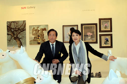 8일 오후 서울 동대문 디자인 플라자(DDP)에서 진행된 G-SEOUL2014 개막식에 참석한 정몽준 새누리당 서울시장 예비후보가 선화랑 부스에 출품된 변대용 작가의 유기견과 유기인 작품앞에서 원혜경 선화랑 대표와 포즈를 취하고 있다.(사진=왕진오 기자)