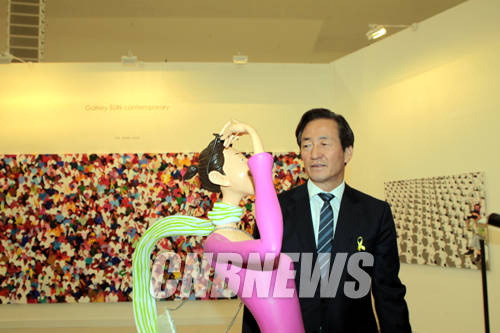 8일 오후 서울 동대문 디자인 플라자에서 진행된 G-SEOUL14를 방문한 정몽준 새누리당 서울시장 예비후보가 전시장에 설치된 조각가 김경민 작가의 작품 앞에서 포즈를 취하고 있다.(사진=왕진오 기자)