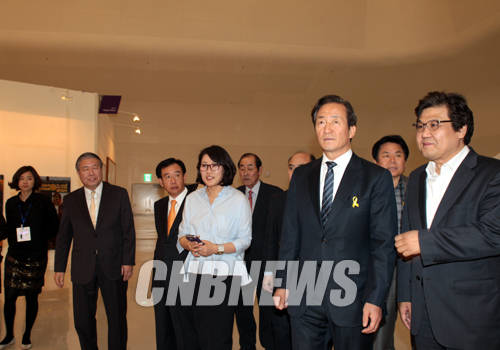 8일 오후 서울 동대문 디자인 플라자(DDP)에서 진행된 G-SEOUL14아트페어를 찾은 정몽준 새누리당 서울시장 예비후보가 전시장을 둘러 보고 있다.(사진=왕진오 기자)