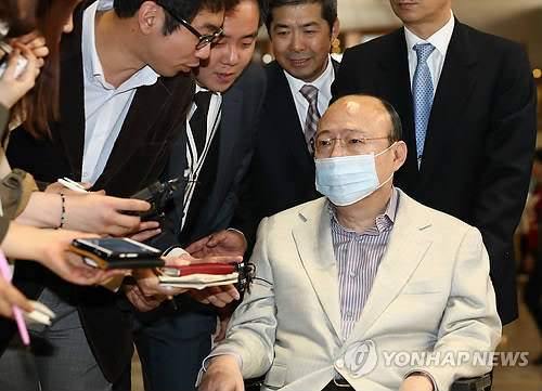 지난 3월27일 오후 서울 김포공항에서 출국하는 김승연 한화그룹 회장(사진: 연합뉴스)