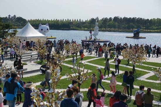 2014고양국제꽃박람회에 마련한 세월호 희생자 추모공원의 희망나무에 노란리본이 가득 달려있다.