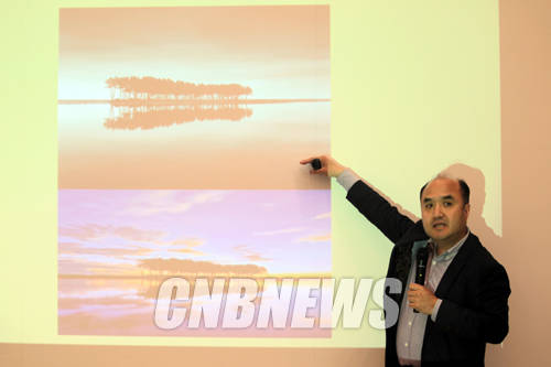 9일 서울 동대문 디자인 플라자에서 진행된 아트 톡을 통해 대한항공과 마이클 케나의 저작권 관련 소송 과정을 설명하고 있는 김형진 변호사.(사진=왕진오 기자)