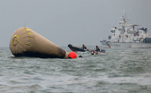 전남 진도군 관매도 인근 세월호 사고해역에서 구조 및 수색 작업이 진행되고 있다. (사진 = 연합뉴스)