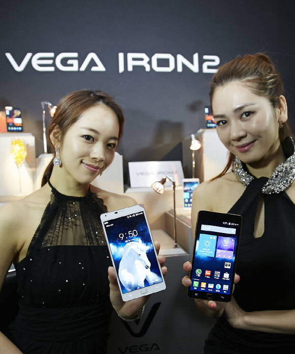 지난 8일 열린 ‘베가 아이언2’ 발표회에서 모델들이 ‘베가 아이언2’를 들고 포즈를 취했다(사진 제공: 팬택)