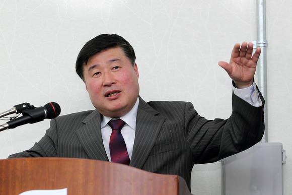 임헌문 KT 커스터머부문장이 12일 기자간담회에서 가입자 증가 비결을 밝히고 있다(사진 제공: KT)