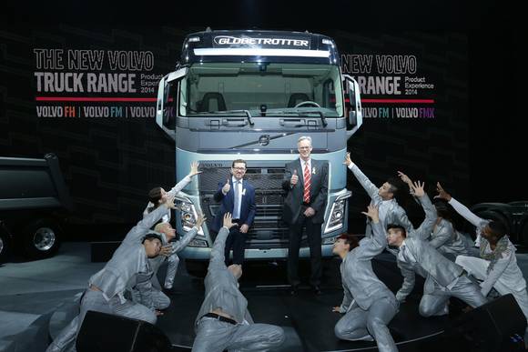 12일 워커힐 호텔 제이드가든에서 열린 볼보트럭 아시아지역 통합런칭행사에서 해외공연팀의 퍼포먼스와 함께새로운 볼보 FH 트럭이 공개됐다(좌측: 요아킴 로젠버그 볼보그룹 트럭 부문 아태지역 및 합작법인 총괄사장, 우측: 리카드 프리츠 볼보트럭 글로벌 브랜드 총괄 부사장)(사진 제공: 볼보트럭)