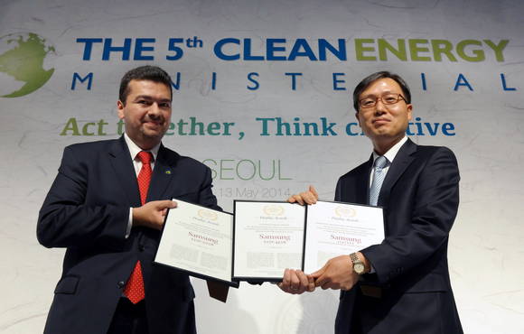 12일 그랜드 하얏트 서울호텔에서 열린 청정에너지 장관회의 SEAD 인터내셔널 위너시상식에서 모니터 부문 3개 상을 수상하고 있는 삼성전자 영상디스플레이사업부 김석기 전무(사진 제공: 삼성전자)