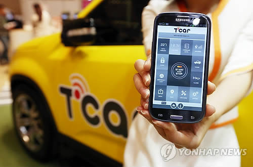 스마트폰으로 자동차를 제어할 수 있는 SK텔레콤의 ‘티카(T car)’ 시스템(사진: 연합뉴스)