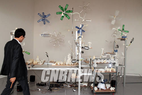 사비나미술관 1층 전시실에 설치된 올리버 그림의 '복잡한 세계를 위한 단순한 규칙'설치작품.(사진=왕진오 기자)