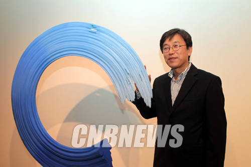 서울 종로구 원서동 갤러리 아트스페이스 에이치에서 5월 9일부터 6월 5일까지 회복 탄력성이라는 주제로, 잠재된 에너지로서 존재론적인 작품을 조형적 언어로 표현하는 권치규 조각가의 'Resilience'전이 열린다. 권치규 작가가 작품 'resilience ⅰ' 앞에서 포즈를 취하고 있다.(사진=왕진오 기자)