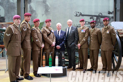 13일 영국 왕립포병박물관에서 진행된 배너 기증식에 함께한 배너제작자, 한국참전용사 및 현역군인 .(사진=문화체육관광부)