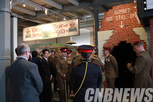 13일 영국 왕립포병박물관에서 진행된 배너 기증식 모습.(사진=문화체육관광부)