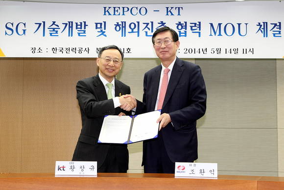 황창규 KT 회장(왼쪽)과 조환익 한전 사장(오른쪽)이 ‘스마트그리드 사업협력 양해각서(MOU)’를 체결하고 악수하고 있는 모습(사진 제공: KT)