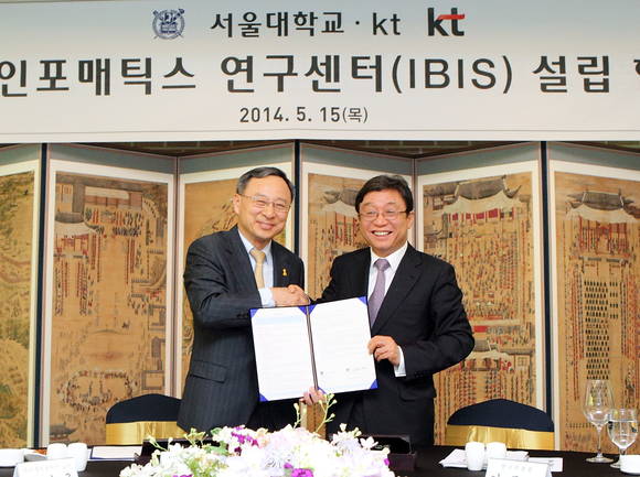 KT 황창규 회장(왼쪽)과 서울대학교 오연천 총장(오른쪽)이 서울대학교에서 산학 협력을 통한 공동 연구개발 협약을 체결했다(사진 제공: KT)