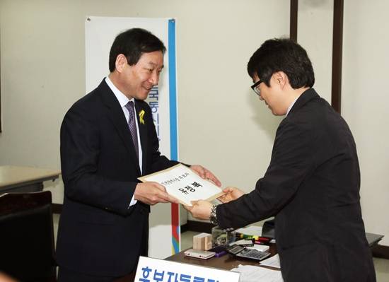 인천시 유정복 후보는 15일 오전 후보등록을 마쳤다.