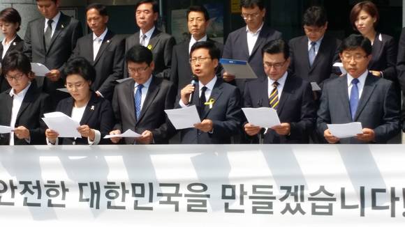 새정치민주연합 최성 고양시장 후보가 출마자 공동 기자회견을 통해 결의문을 낭독하고 있다.