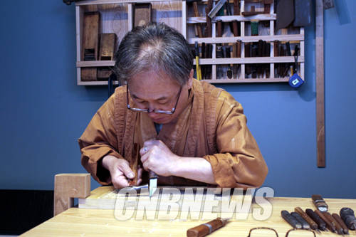 16일 국립민속박물관 기획전시실에서 공개된 '목판, 지식의 숲을 거닐다' 특별전에 마련된 목판 각자 인출 시연이 펼쳐지고 있다.(사진=왕진오 기자)