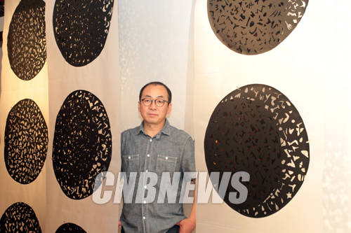 16일 서울 통의동 진화랑에서 진행된 '팽창'전 설명회에 함께한 서양화가 박현수 작가가 핸드컷 설치 작품앞에서 포즈를 취하고 있다.(사진=왕진오 기자)