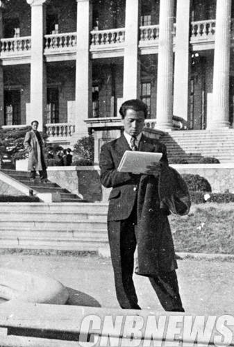 덕수궁에서 스케치하는 정종여.1940년대 초(사진=국립현대미술관)