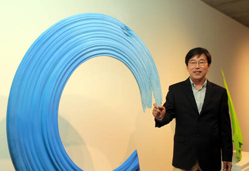 서울 종로구 원서동 아트스페이스 에이치(H)에서 'Resilience'라는 타이틀로 30여 점의 조각 작품을 가지고 개인전을 진행하는 권치규(48)작가가 자신의 작품과 함께 하고 있다.(사진=왕진오 기자)