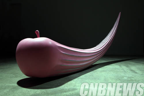 권치규, 'resilience ⅲ'. 204x40x140cm, resin,stainless steel, 2014.