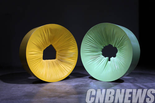 권치규, 'resilience ⅵ ⅶ'. 105x38cm, urethane painted on resin, steel, 2014.