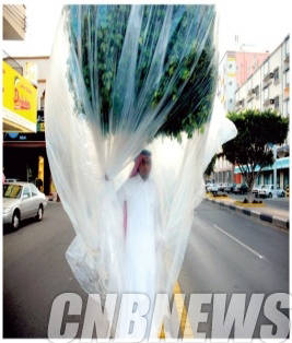 오사마 디아브(팔레스타인) 'Flora and Fauna'. 148x209cm, Video, 2007.