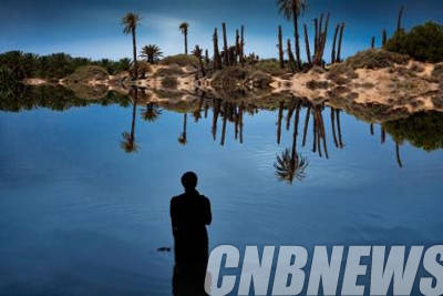 사마 알샤이비(팔레스타인/이라크), 'Muraqaba I'. 166x250cm, Diasec print, 2014.