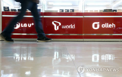 방통위는 이동통신사들의 영업 재개 이후 '보조금 대란설'이 나오는 것과 관련해 불법 보조금 지급 행위에 대해 강력히 대응하겠다는 방침을 재확인했다고 18일 밝혔다. 사진은 휴대전화 판매 매장(사진: 연합뉴스)