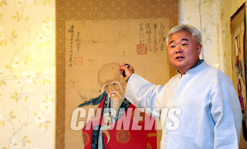 19일 서울 종로구 인사동 목향에서 진행된 명주사 고판화박물관 '영원 불멸의 길 -아시아 도교판화의 세계' 설명회를 통해 공개된 1572년대 제작된 것으로 추정되는 대형 수성노인도를 한선학 고판화박물관 관장이 설명하고 있다.(사진=왕진오 기자)