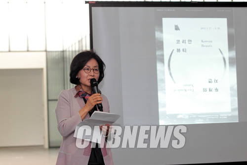 19일 서울 종로구 삼청로 국립현대미술관 서울관에서 진행된 소장품특별기획전 두 번째 전시 '코리안 뷰티:두 개의 자연'전 설명회에 함께한 정형민 국립현대미술관 관장이 전시에 대해 설명하고 있다.(사진=왕진오 기자)