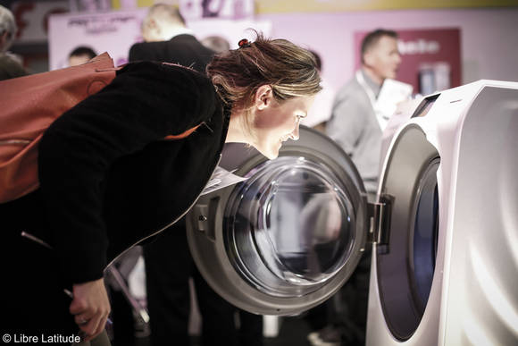 삼성전자의 크리스탈 블루 도어 드럼세탁기 WW9000이 파리 박람회 혁신그랑프리 금상을 수상했다(사진 제공: 삼성전자)